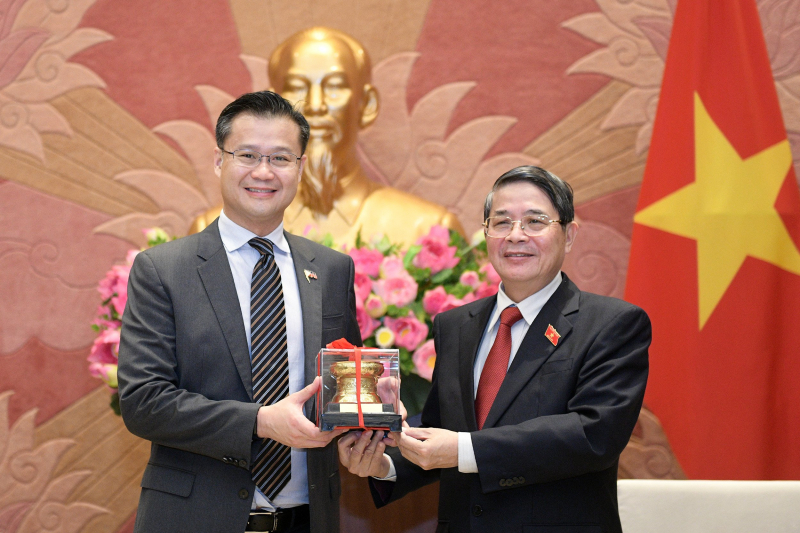 Phó Chủ tịch Quốc hội Nguyễn Đức Hải trao quà lưu niệm cho Thượng Nghị sĩ Sherwin T. Gatchalian